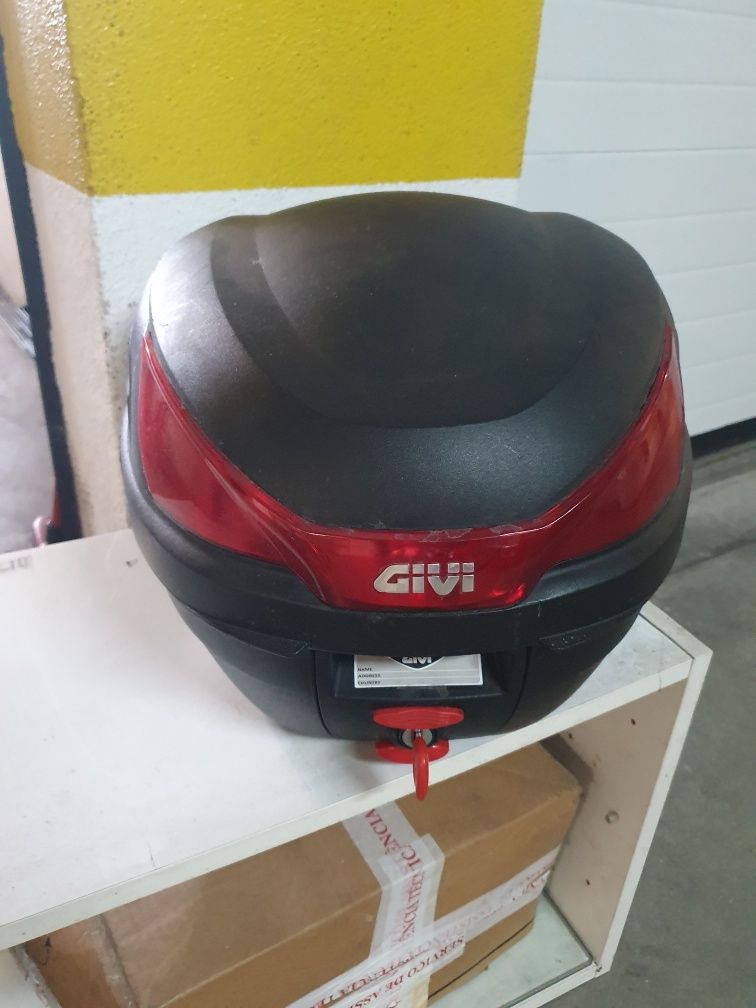 Top case Givi e base