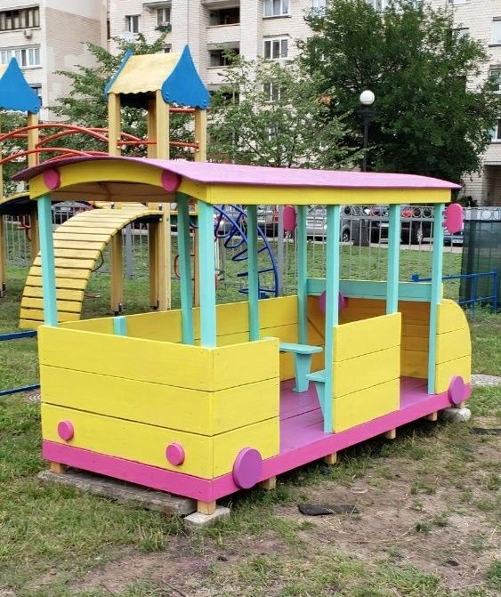 Автобус на дитячий майданчик