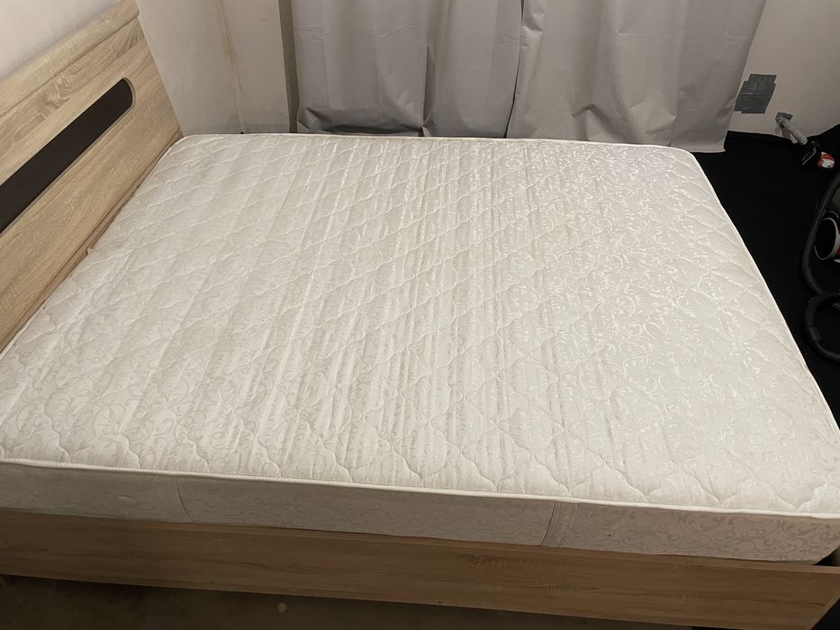 Продам двоспальне ліжко з матрацом