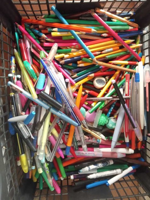 Мегалот канцелярии, ручки, карндашы, фломастеры, пеналы и другое