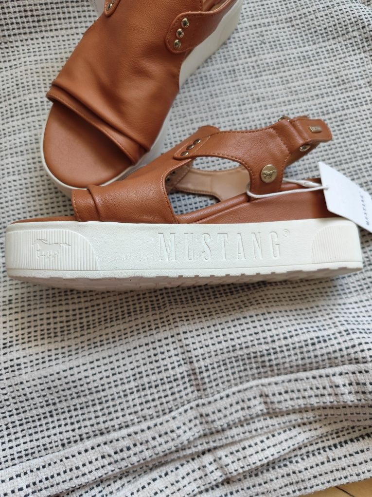 Sandały nowe ,śliczne ,Mustang.
