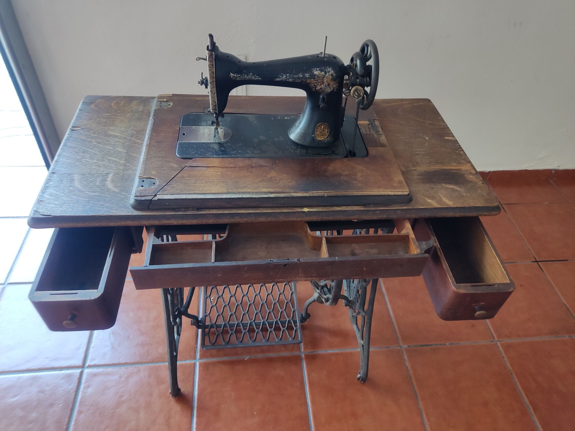 Máquina de costura antiga SINGER ano 1944 a precisar restauro