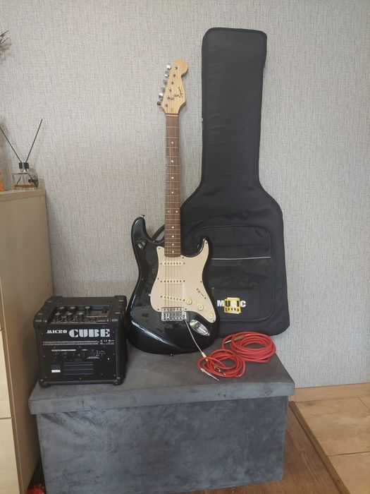 Продам электрогитару Squier bullet strat by fender, чехол, комбик Rola