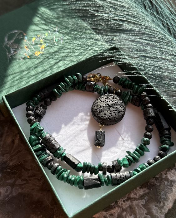 Naszyjnik z naturalnego malachitu, turmalinu i lawy wulkanicznej.