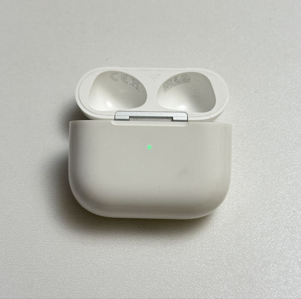 Apple airpods etui ładujące A2566 + silikon
