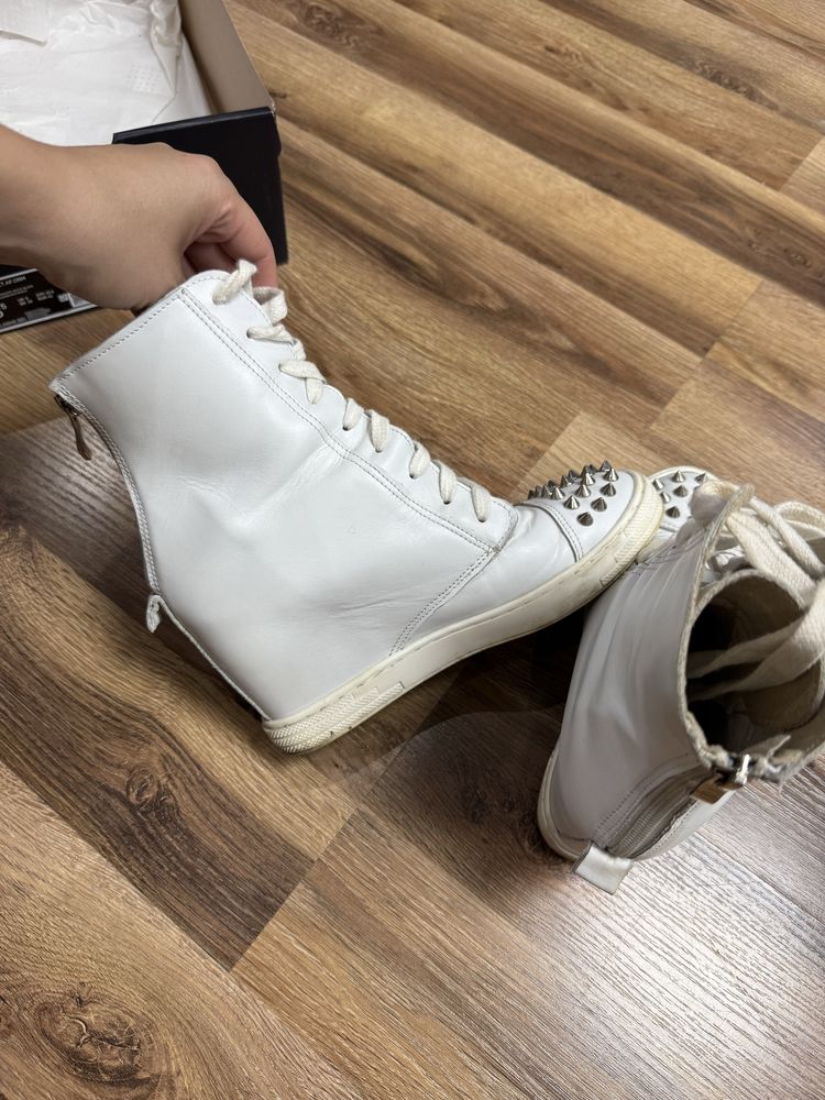 Sneakersy na koturnie z cwiekami booci 38