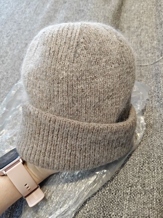 Beżowa czapka kaszmirowa