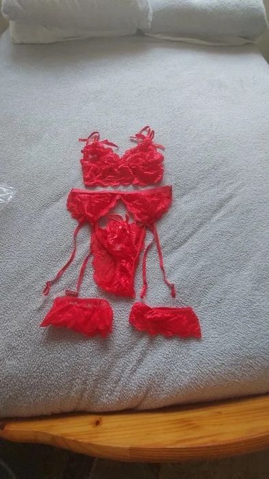 Zmysłowy czerwony komplet koronkowej bielizny