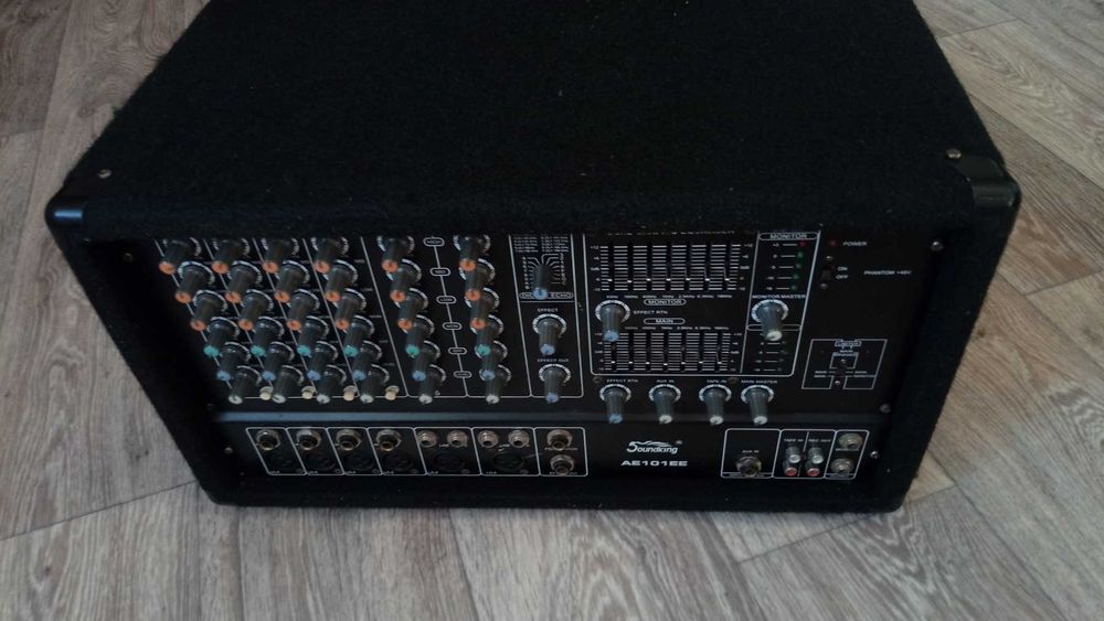 Активний мікшерний пульт SoundKing AE 101EE.