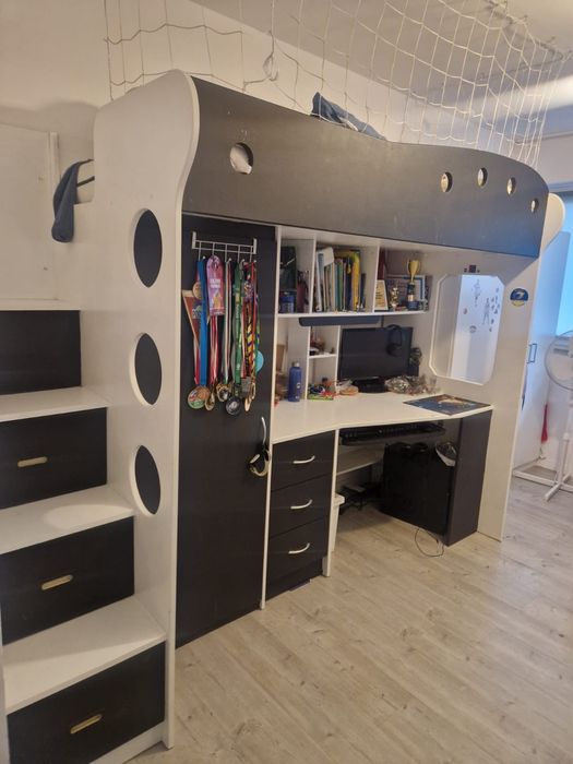 Łozko piętrowe wraz z materacem.