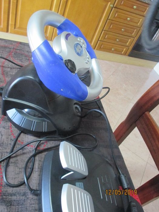 Volante e pedais Roadstar para consola