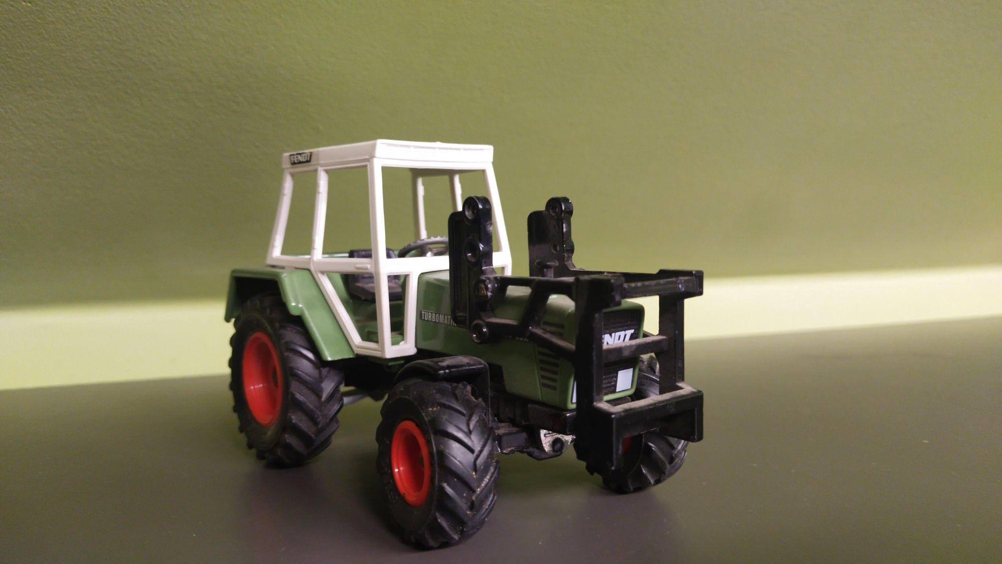 Siku traktor Fendt 1 32