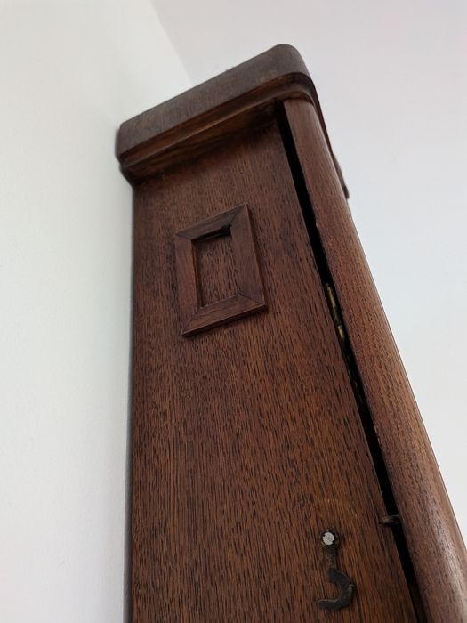 Stylowy zegar ścienny z wahadłem – lata 30–50 XX w.