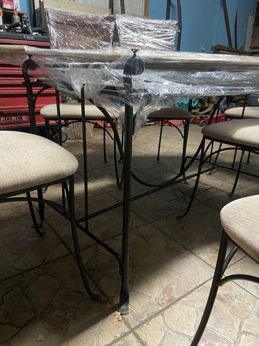 Mesa de ferro com tampo de vidro + 6 cadeiras com detalhe em palhinha