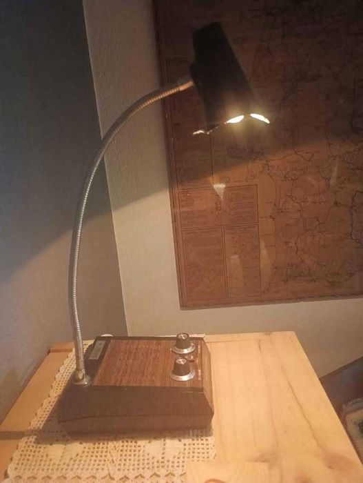 Candeeiro vintage de secretária com rádio