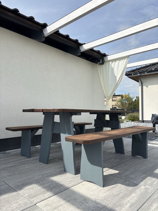 Solidny drewniany stół z ławkami