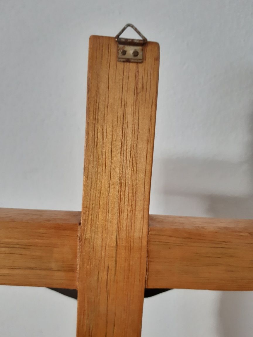 Crucifixo em madeira e metal