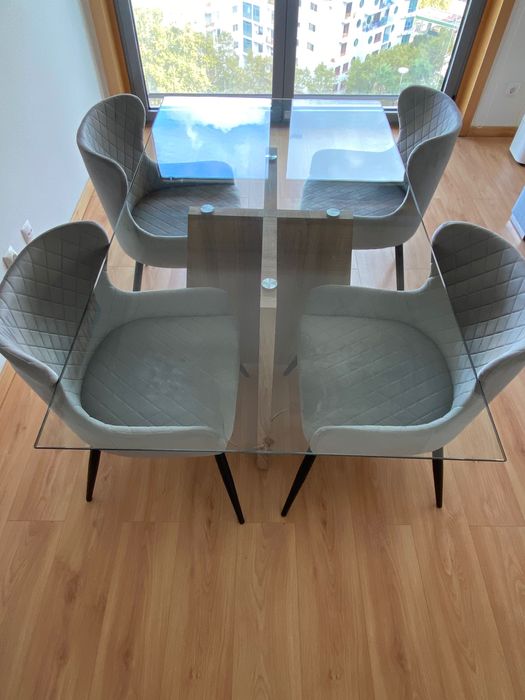 Mesa de jantar moderna com 4 cadeiras