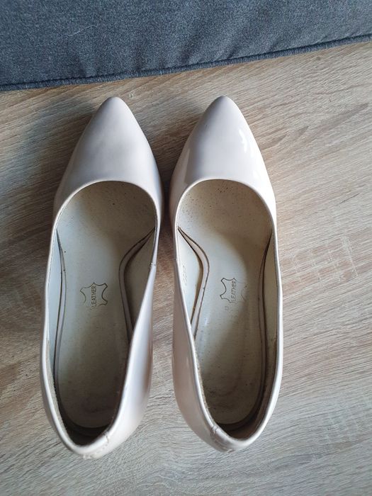 Kremowe szpilki firmy Eska r.35