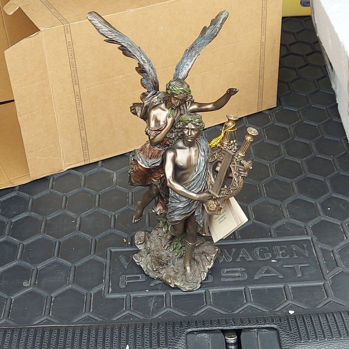 Продам бронзовую статуэтку