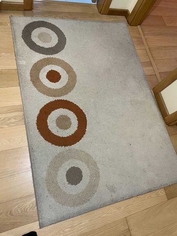 Carpete cinza claro com apontamentos decorativos