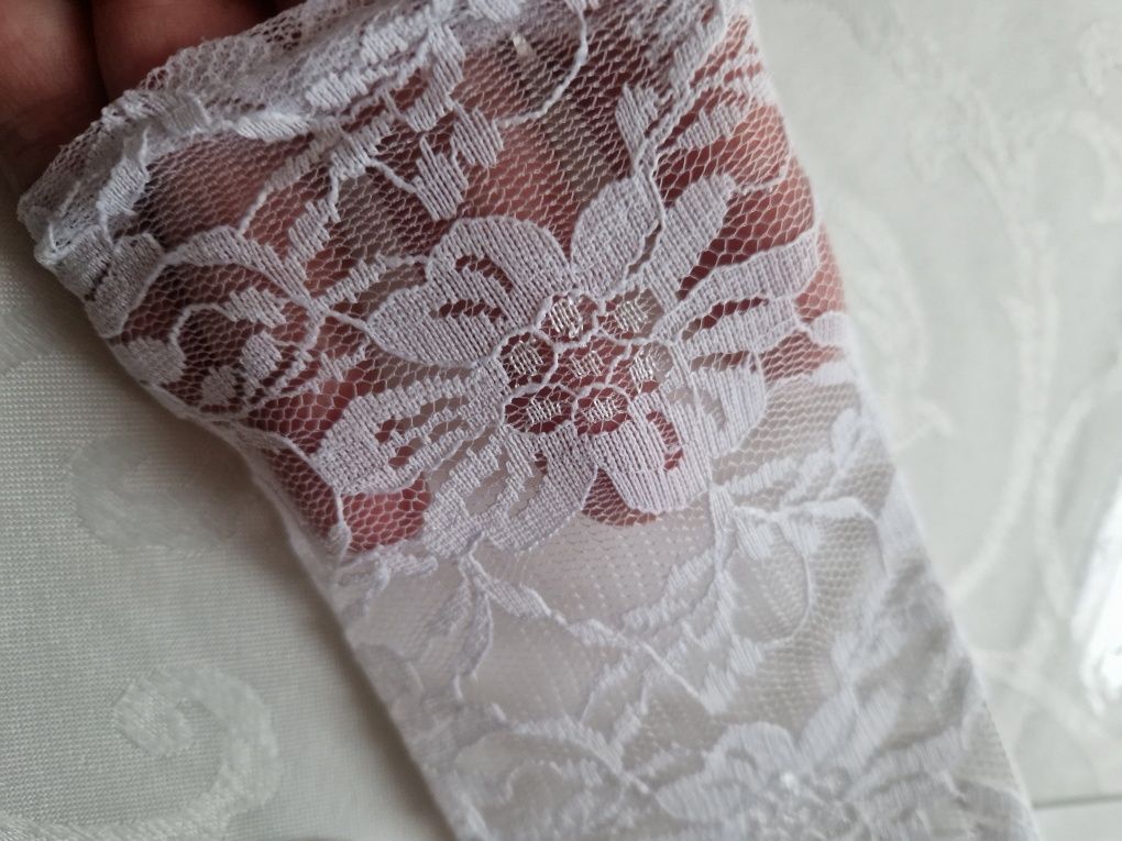 Rękawiczki eleganckie, długie, koronkowe w kolorze białym