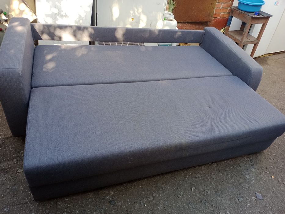 Продам два дивана и кресло