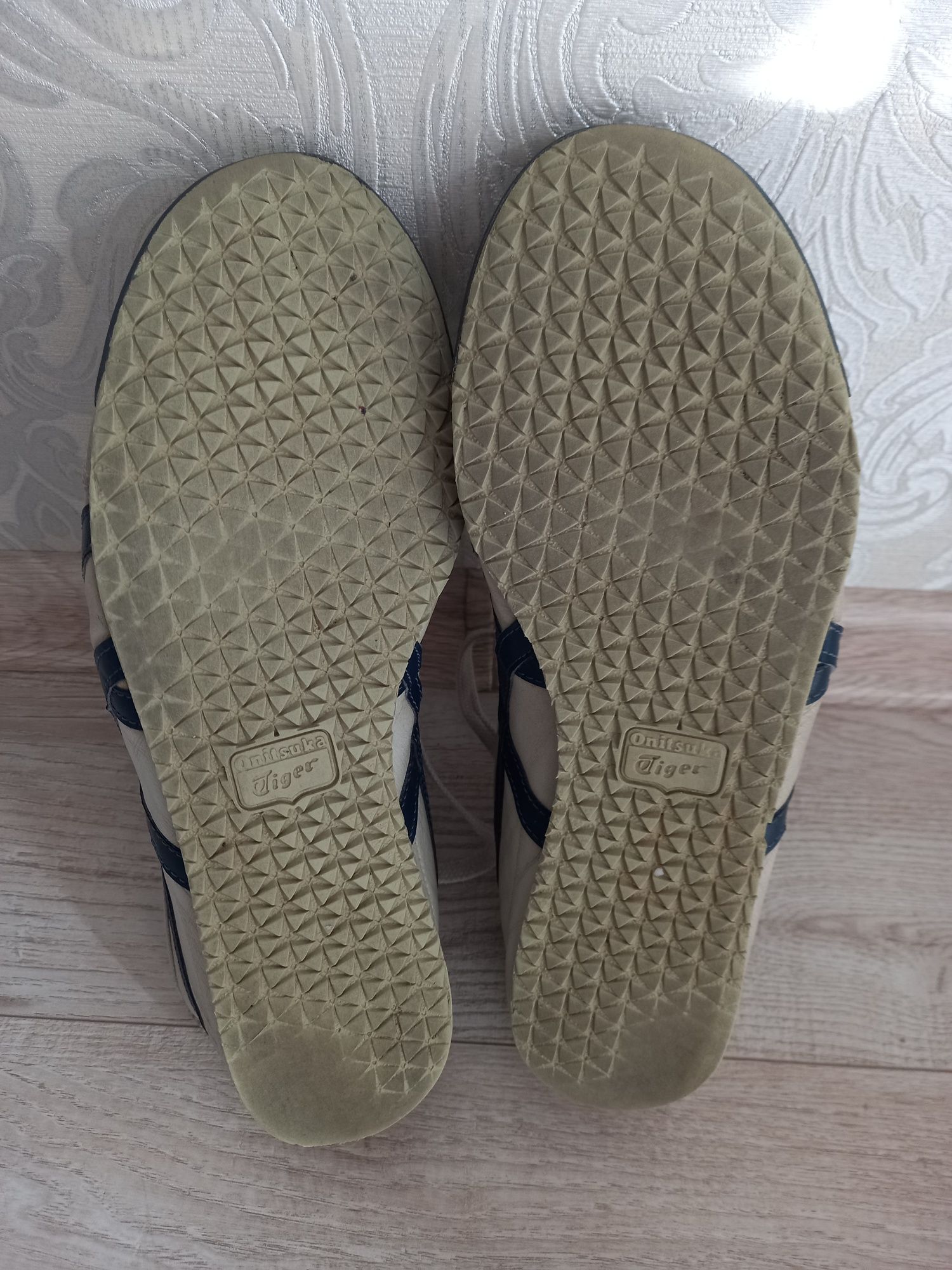 Продам кроссовки Asics Tiger