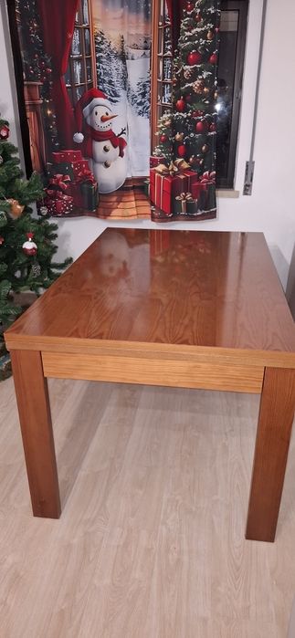 Mesa de jantar em madeira maciça