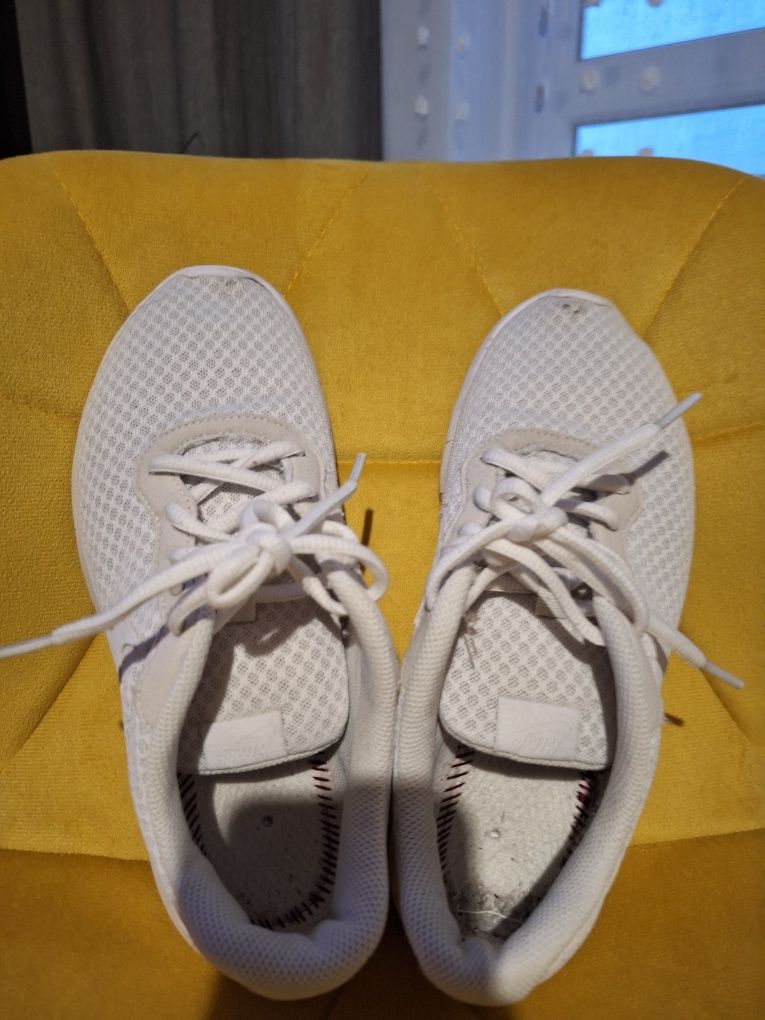 Buty nike tanjun białe 38 24cm wkładka b.d stan leciutkie do biegania