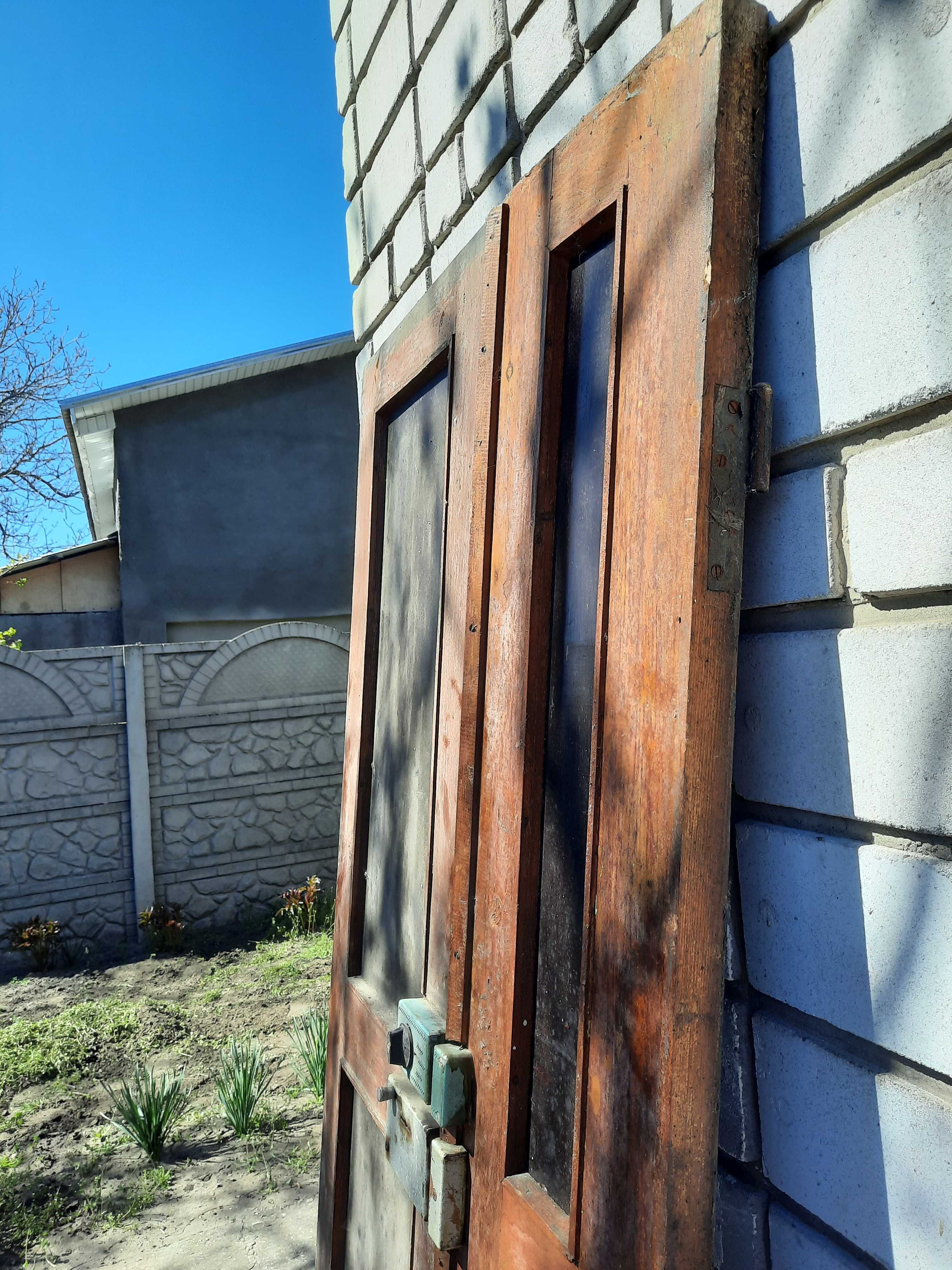 Продам деревянные двери в хорошем состоянии