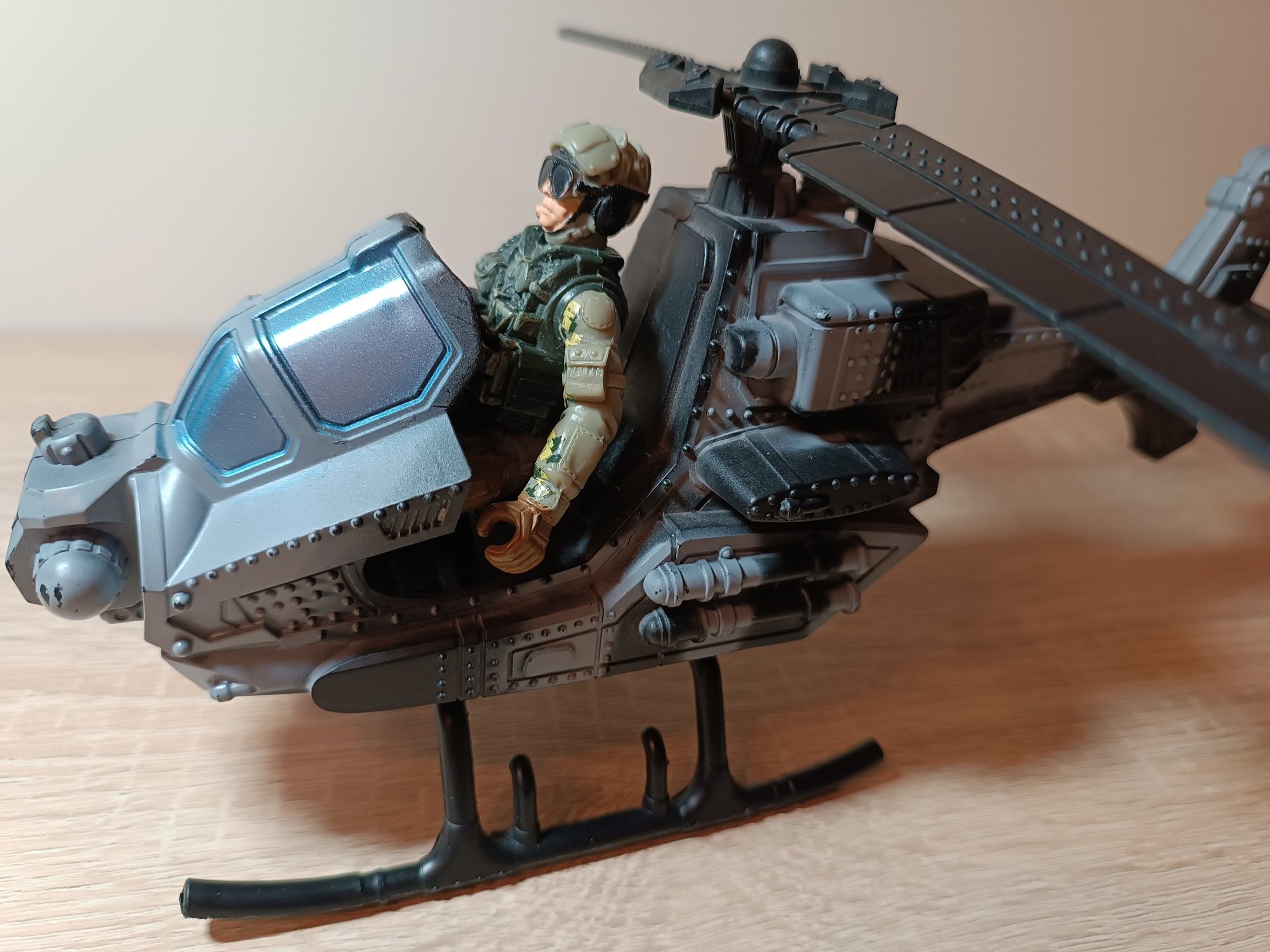 Helikopter śmigłowiec plus figurka pilota czap mei