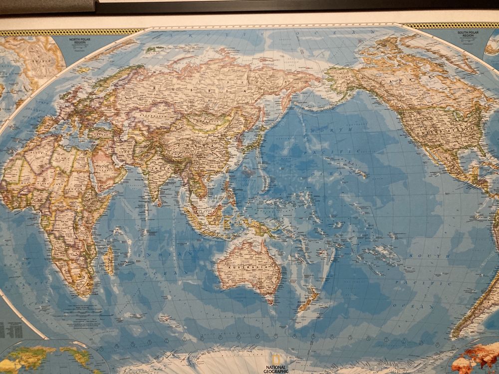 Mapa Pacific Centered w drewnianej ramie na podkładzie do wpinania