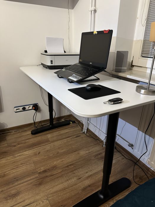 Białe biurko IKEA z czarnymi nóżkami nowe