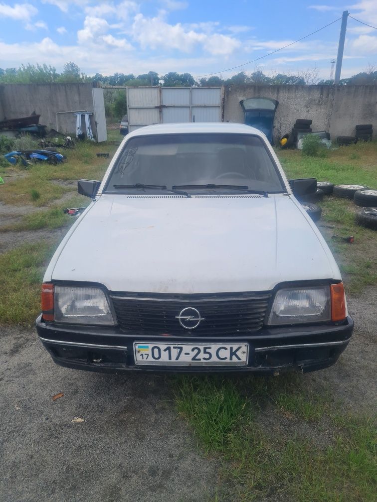 Opel ascona 1.8 мотор по запчастям навесное