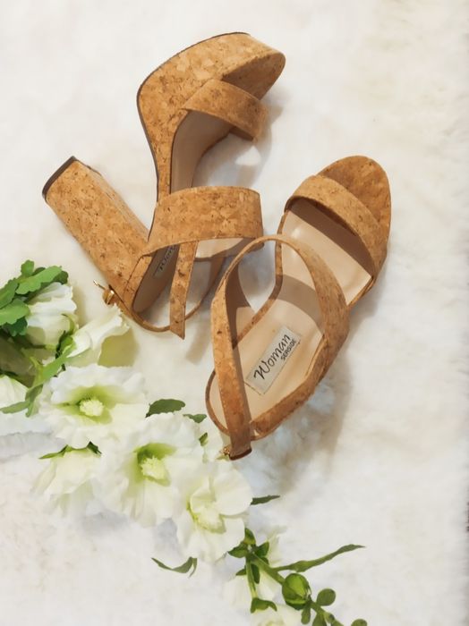 Sapato salto alto de cortiça