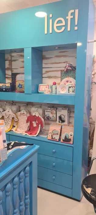 Armário em madeira lacada para comércio