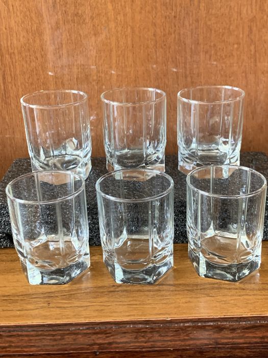 Керамічні вироби,рюмки,блюдо металеве.