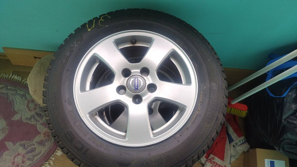 Продам шипованную резину с дисками Volvo  оригинал.