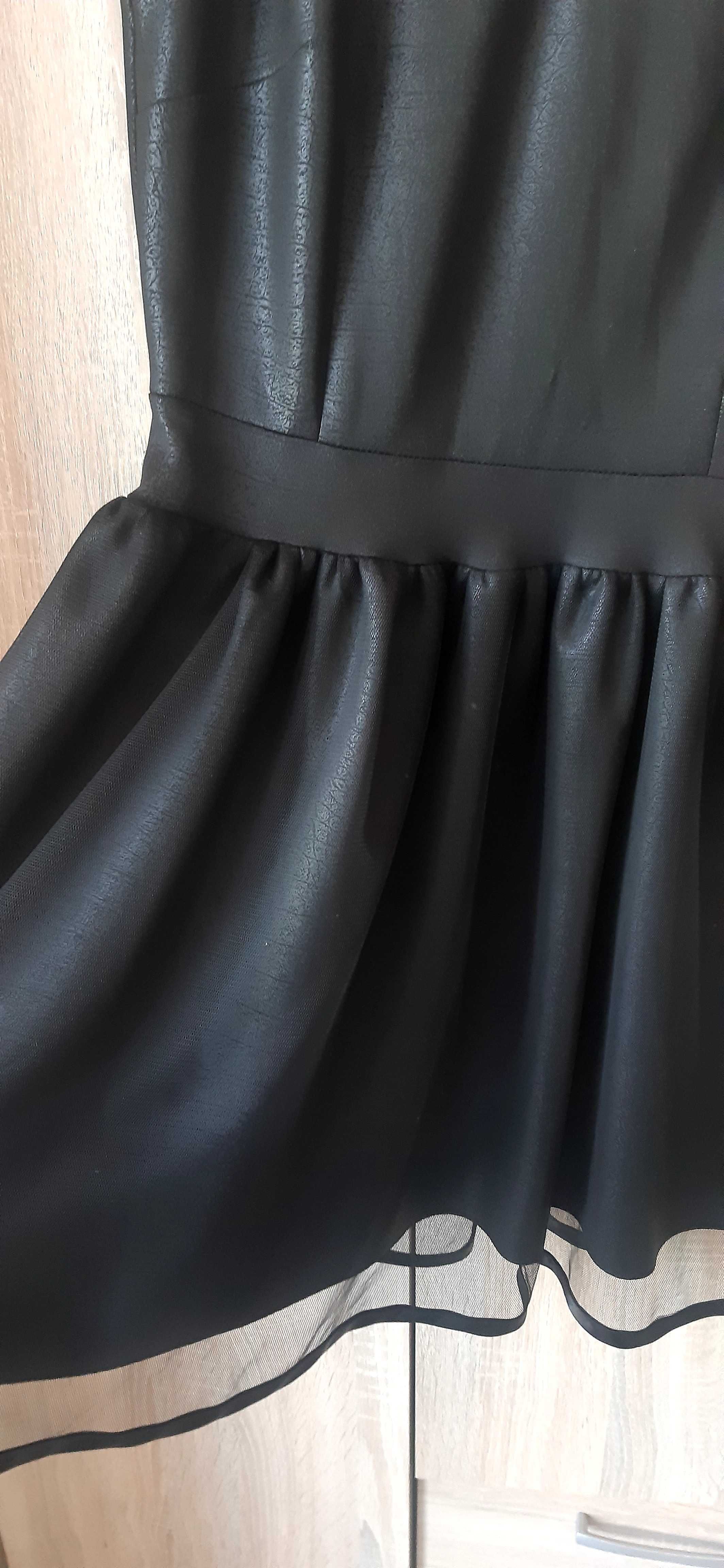 Śliczna błyszcząca czarna sukienka
