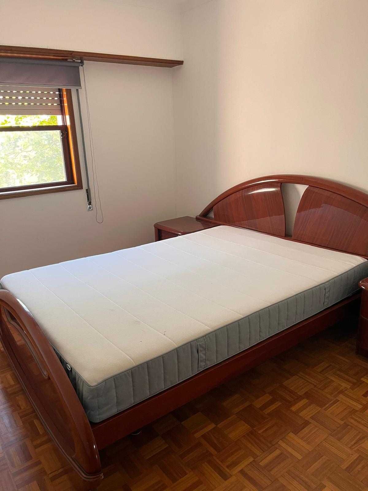 Cama antiga com 2 mesas de cabeceira