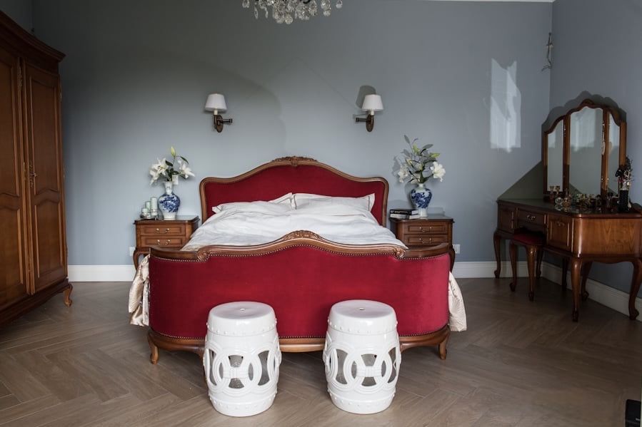 Łóżko francuskiew tapicerowane z zagłówkiem  w stylu ludwikowskim