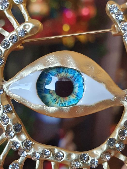 Broche pregadeira alfinete surrealista olho colorido dourado satinado