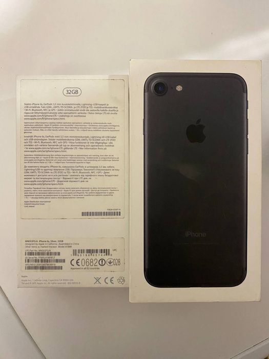 Коробки от старых айфонов