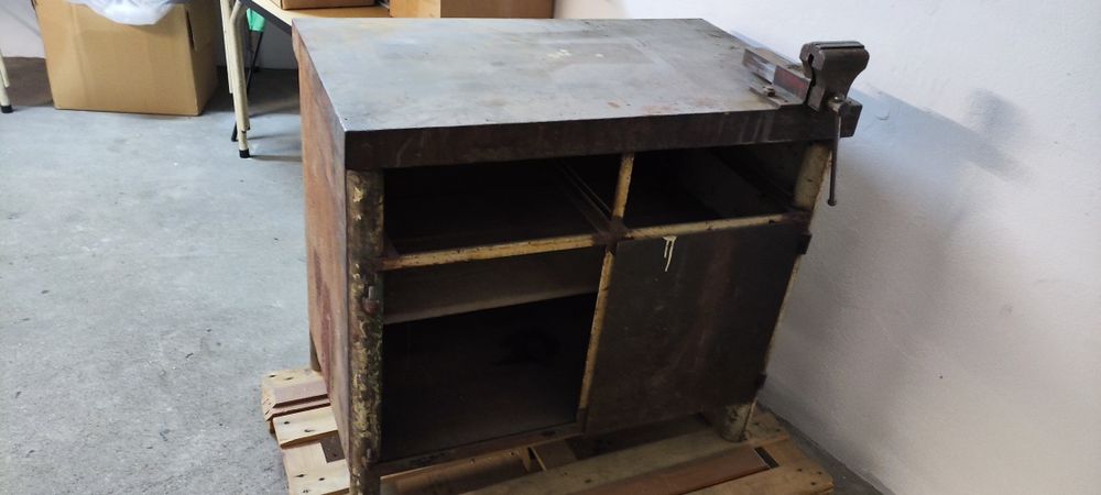 Mesa de trabalho em ferro com torno