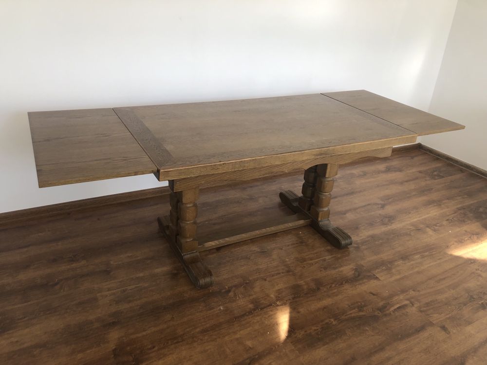 Masywny stoł drewniany