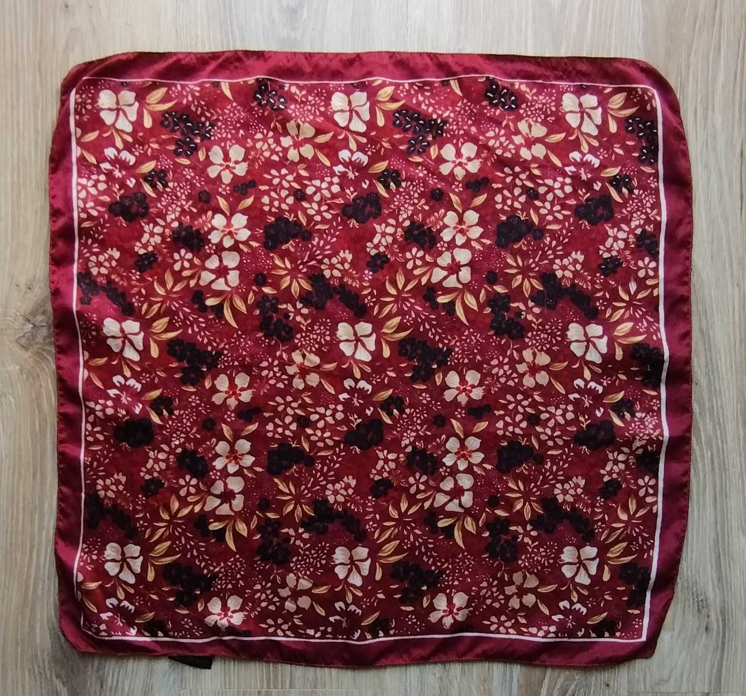 Bijou Brigitte jedwabna piękna apaszka 100% jedwab silk kwiatki