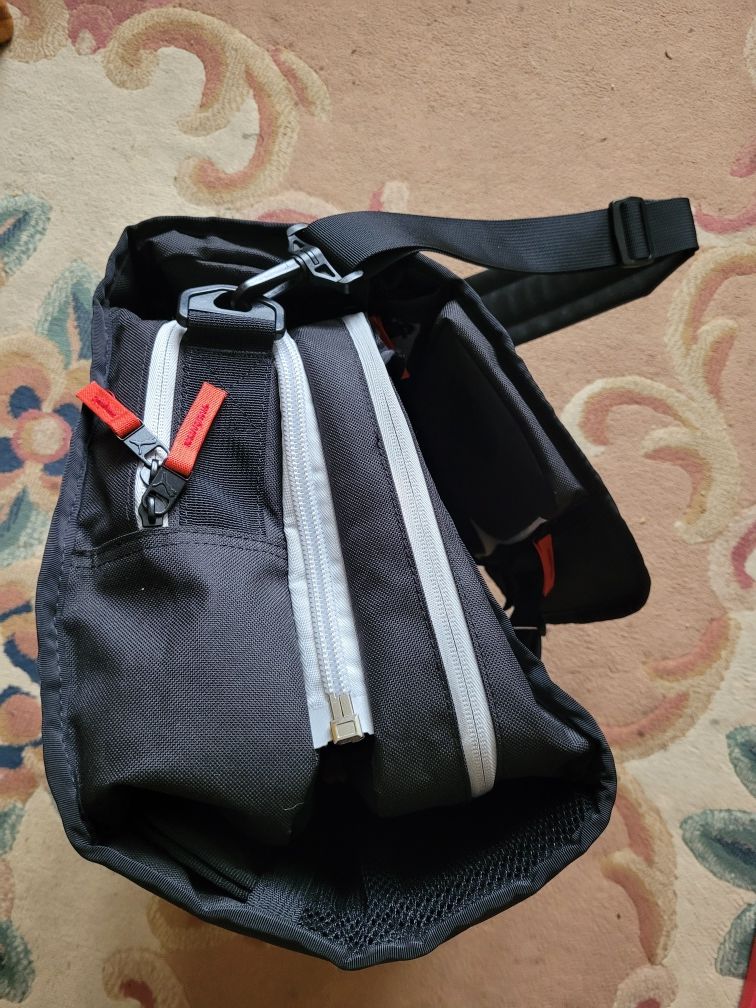 Sportowa torba Puma, rozkładana z miejscem na buty itp.