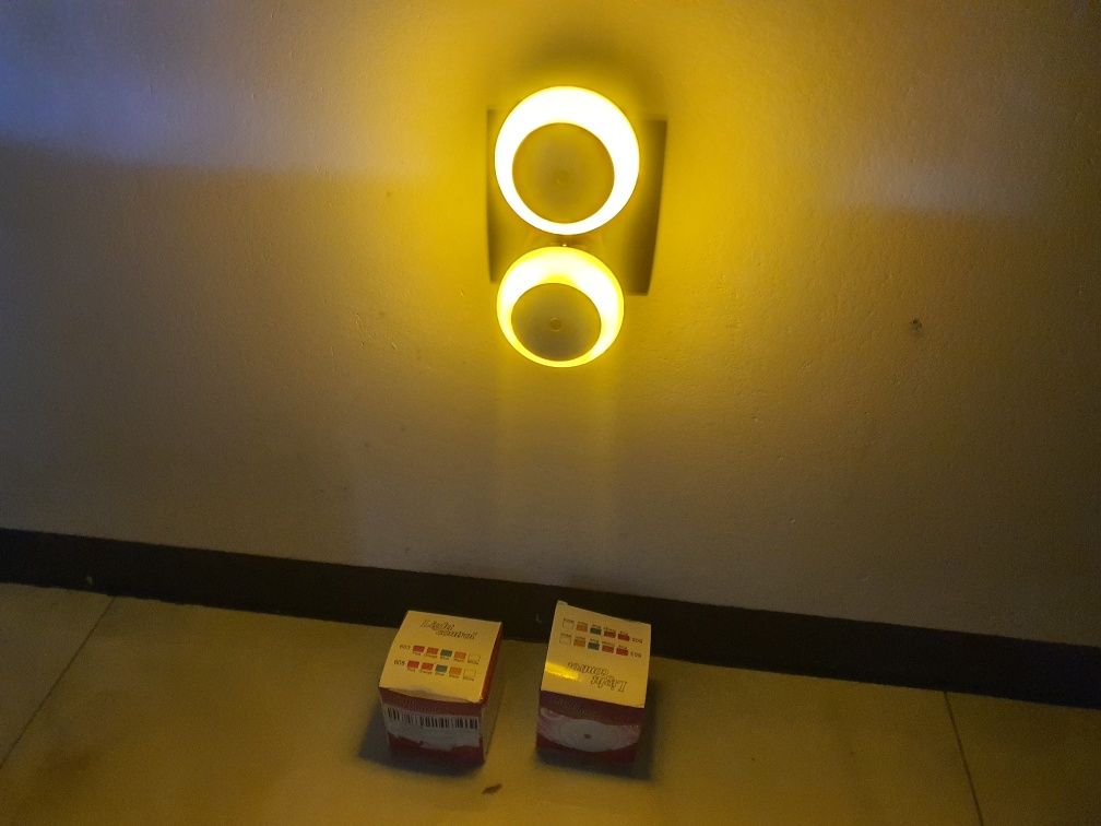 Dwie lampki nocne z czujnikiem zmierzchu.