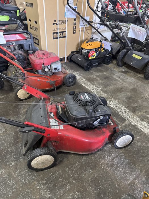 Kosiarka uszkodzona na części